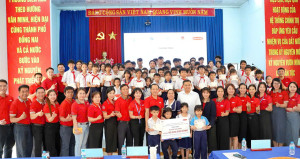 Những phần quà ấm áp nâng bước tương lai trẻ thơ