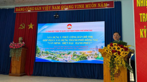 Ông Hà Anh Dũng - Phó Chủ tịch Thường trực Ủy ban MTTQ Việt Nam thành phố Đồng Nai truyền đạt chuyên đề tại Hội nghị.