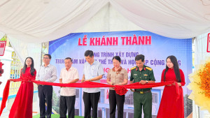 Lãnh đạo phường Biên Hòa thực hiện nghi thức cắt băng khánh thành công trình Trung tâm Văn hóa, Thể thao và Học tập cộng đồng.