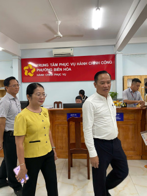 Đồng chí Nguyễn Minh Bình - Bí thư Đảng ủy phường Biên Hòa cùng lãnh đạo UBND phường khảo sát hoạt động tại Trung tâm Phục vụ hành chính công.