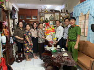 Đồng chí Nguyễn Minh Bình - Bí thư Đảng ủy phường Biên Hòa cùng đoàn công tác trao quà, thăm hỏi gia đình người có công