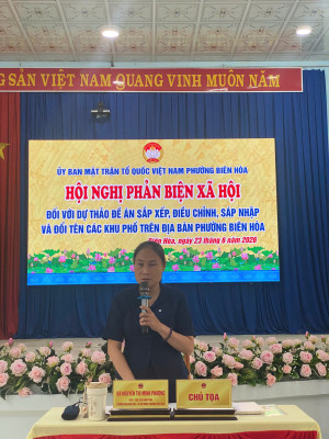 Bà Nguyễn Thị Minh Phượng - UVTV, Chủ tịch Ủy ban MTTQ Việt Nam phường Biên Hòa phát biểu khai mạc Hội nghị phản biện xã hội.