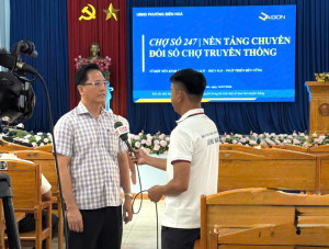 Phóng viên Đài Phát thanh - Truyền hình Đồng Nai phỏng vấn ông Trương Vĩnh Hiệp - Phó Chủ tịch UBND phường Biên Hòa về việc triển khai thí điểm mô hình Chợ số 247 và định hướng thúc đẩy chuyển đổi số trong hoạt động thương mại trên địa bàn.