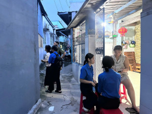 Đoàn viên, thanh niên hướng dẫn người dân cài đặt và sử dụng ứng dụng VNeID tại hộ gia đình.