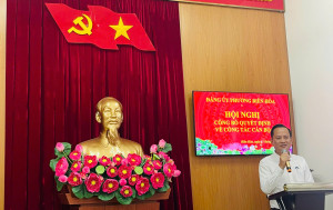 PHƯỜNG BIÊN HÒA: CÔNG BỐ VÀ TRAO QUYẾT ĐỊNH VỀ CÔNG TÁC CÁN BỘ