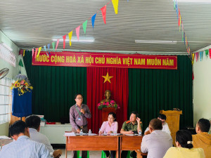 Đại diện Trung tâm Phát triển quỹ đất Chi nhánh Biên Hòa thông tin các nội dung trọng tâm về kế hoạch thực hiện công tác bồi thường, hỗ trợ và tái định cư của dự án.