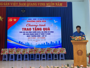 Những phần quà nghĩa tình được trao tận tay các gia đình có công với cách mạng, thể hiện đạo lý "Uống nước nhớ nguồn", "Đền ơn đáp nghĩa".