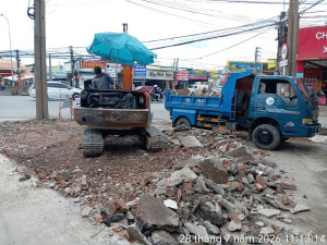 Đơn vị thi công triển khai cải tạo tại khu vực giao cắt đường Nguyễn Ái Quốc – Hoàng Minh Chánh.