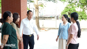 Các thành viên đoàn công tác trao đổi, thống nhất phương án bố trí khu vực khám, tư vấn và chăm sóc sức khỏe nhằm bảo đảm mô hình hoạt động hiệu quả, thuận tiện cho người dân.