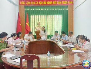 Bà Nguyễn Thị Minh Phượng - UVTV - Chủ tịch UBMTTQ Việt Nam - Trưởng Ban Văn hóa - Xã hội HĐND phường - Chủ trì hội nghị