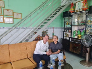 Ông Nguyễn Minh Bình - Bí thư Đảng ủy phường trực tiếp thăm hỏi, nắm bắt tâm tư của người dân