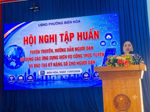 Bà Lê Thị Ngọc Ngân - Phó Trưởng Phòng Văn hóa và Xã hội phường Biên Hòa phát biểu khai mạc hội nghị.