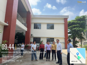 Đ/c Nguyễn Minh Bình nghe lãnh đạo UBND phường trình bày phương án