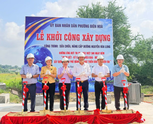 Lãnh đạo phường thực hiện nghi thức khởi công công trình