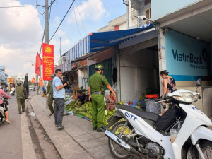Công an phường Biên Hòa phối hợp kiểm tra, nhắc nhở các hộ kinh doanh chấp hành quy định về sử dụng lòng đường, vỉa hè, kiên quyết xử lý các trường hợp lấn chiếm hành lang giao thông theo quy định của pháp luật.