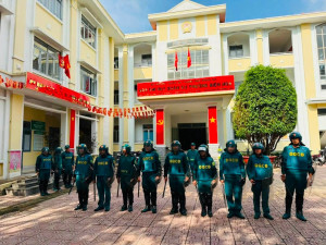 Lực lượng dân quân cơ động, triển khai đội hình xử lý tình huống theo phương án đã xây dựng.