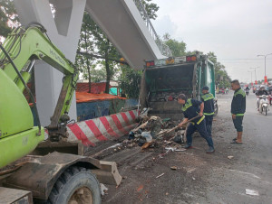 Máy móc chuyên dụng và công nhân môi trường khẩn trương xử lý điểm tồn đọng rác thải, góp phần lập lại mỹ quan đô thị và bảo đảm vệ sinh môi trường.