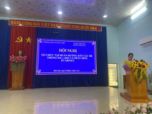 Bà Phạm Thị Mỹ Phương – Ủy viên Thường vụ Đảng ủy, Quyền Chủ tịch UBND phường phát biểu tại hội nghị