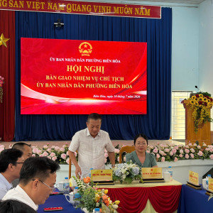 Ông Thái Thanh Phong - nguyên Chủ tịch UBND phường phát biểu tại hội nghị bàn giao.