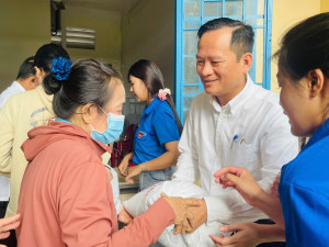 PHƯỜNG BIÊN HÒA TẶNG GẠO CHO HỘ NGHÈO, HỘ KHÓ KHĂN, NẠN NHÂN...