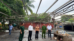 Ông Nguyễn Minh Bình - Bí thư Đảng ủy phường và bà Phạm Thị Mỹ Phương - Q. Chủ tịch UBND phường trực tiếp xuống khảo sát