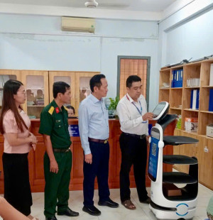 Bí thư Đảng ủy phường Biên Hòa - Ông Nguyễn Minh Bình cùng cán bộ, công chức trực tiếp kiểm tra, trải nghiệm các chức năng của Robot AI tại Trung tâm Phục vụ hành chính công phường.