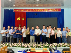 ĐỒNG CHÍ BÍ THƯ ĐẢNG ỦY PHƯỜNG LÀM VIỆC VỚI TRUNG TÂM DỊCH...