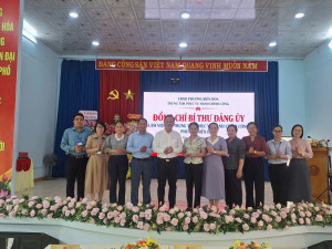 ĐỒNG CHÍ BÍ THƯ ĐẢNG ỦY PHƯỜNG LÀM VIỆC VỚI TRUNG TÂM PHỤC...