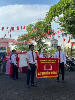 Trường Tiểu học Long Đức đón nhận Bằng công nhận đạt chuẩn...