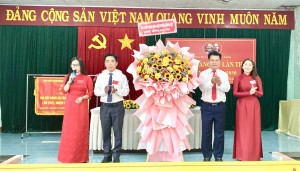 Ban chấp hành Đảng bộ phường tăng hoa chúc mừng Đại hội