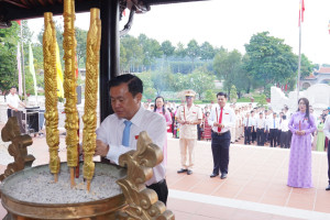 Đoàn đại biểu phường Bình Lộc đã đến viếng Đền thờ liệt sĩ phường trước khai mạc Đại hội đại biểu Đảng bộ phường nhiệm kỳ 2025 - 2030