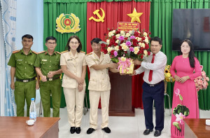 Lãnh đạo phường Bình Lộc chúc mừng Công an phường nhân kỷ niệm 80 năm Ngày truyền thống Công an nhân dân, 20 năm Ngày hội toàn dân bảo vệ an ninh Tổ quốc