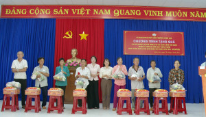 Trao tặng 90 phần quà cho hộ có hoàn cảnh khó khăn nhân kỷ niệm 80 năm ngày Quốc khánh nước Cộng hòa xã hội chủ nghĩa Việt Nam