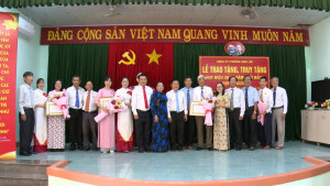 Đảng ủy phường Bình Lộc trao Huy hiệu 30, 40 tuổi Đảng đợt 2/9