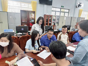 Phó Bí thư Thường trực Đảng ủy phường Bình Lộc kiểm tra tiến độ thực hiện việc trao quà Tết Độc lập người dân trên địa bàn