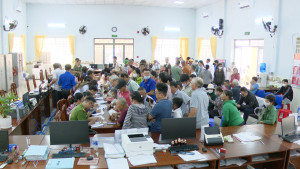 Người dân phường Bình Lộc hân hoan, phấn khởi nhận quà Tết Độc lập