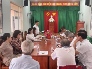 Bí thư Đảng ủy phường Bình Lộc Nguyễn Xuân Hà dự họp chi bộ tại khu phố Cấp Rang