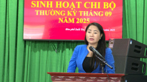 Phó Bí thư Thường trực Đảng ủy phường Bình Lộc kiểm tra tiến độ thực hiện việc trao quà Tết Độc lập người dân trên địa bàn