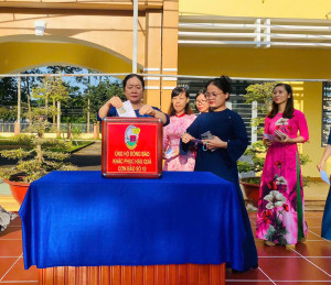 Trường THCS Chu Văn An, phường Bình Lộc quyên góp ủng hộ đồng bào bị thiệt hại do bão số 10