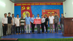 Hội Nông dân tỉnh trao vốn hỗ trợ sản xuất cho nông dân phường Bình Lộc