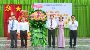 Giám đốc Sở GD&ĐT Tỉnh Đồng Nai Trương Thị Kim Huệ dự họp mặt ngày Nhà giáo Việt Nam tại Trường THPT Trần Phú