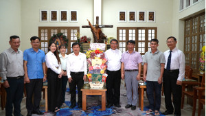 Bí thư Đảng ủy phường Bình Lộc Nguyễn Xuân Hà thăm, chúc mừng giáng sinh năm 2025 tại Giáo hạt Gia Kiệm và các giáo xứ