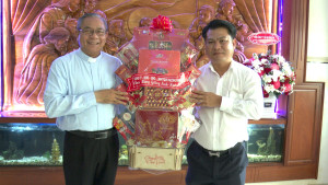 Chủ tịch UBND phường Bình Lộc Đào Đại Giang thăm tặng quà các Giáo xứ nhân dịp lễ Giáng sinh năm 2025