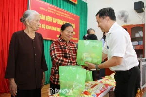 Khám bệnh, cấp thuốc và trao quà cho người dân khó khăn phường Bình Lộc