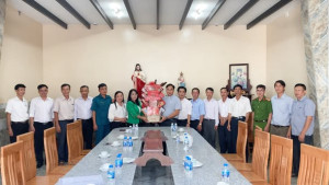 Phường Bình Lộc thăm, chúc mừng các Giáo xứ nhân dịp lễ Giáng sinh năm 2025