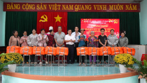 Phường Bình Lộc: 115 phần quà Tết trao cho các có hoàn cảnh khó khăn
