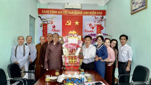 Đoàn các cơ sở tôn giáo trên địa bàn thăm, chúc Tết lãnh đạo phường Bình Lộc