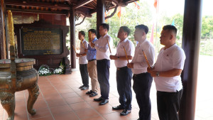 Đồng chí Bí thư Tỉnh ủy Vũ Hồng Văn dâng hương tại Đền thờ...
