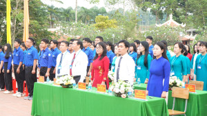Trường THPT Trần Phú phường Bình Lộc kết nạp cho 3 đảng viên mới