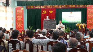 Tập huấn chuyển giao kỹ thuật chăm sóc, xử lý ra hoa, đậu trái và phòng trừ sâu bệnh trên cây sầu riêng, chôm chôm